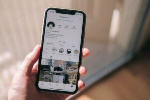 Vào Instagram của người khác họ có biết không?